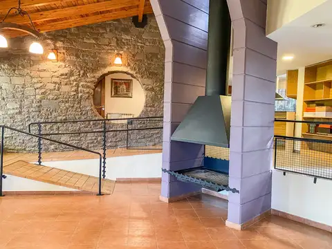 Casa 8 ambientes con 4 baños
