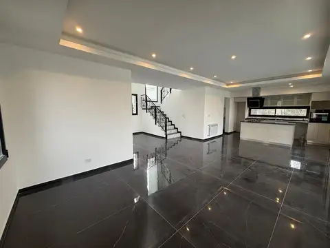 VENTA- CASA- CINCO AMBIENTES-CAYEGORIA-PARRILLA-PILETA-BALCON ATERRAZADO-LAGOS DE CANNING-
