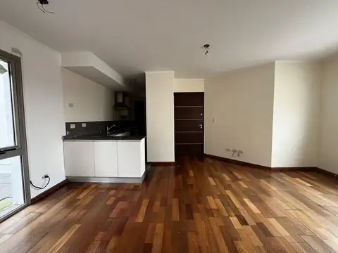 DEPARTAMENTO EN VENTA CON PATIO  Y COCHERA - FRENTE AL RIO