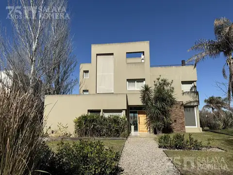 Casa venta 7 ambientes Isla Santa Monica - 3 Pisos Vistas Panorámicas Muelle Privado