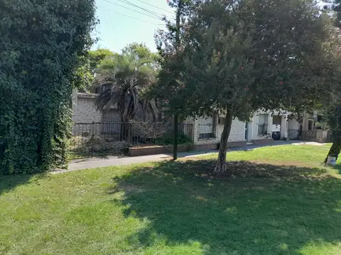 Casa 9 ambientes con 3 baños