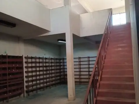 EXCELENTE LOCAL/DEPOSITO.-