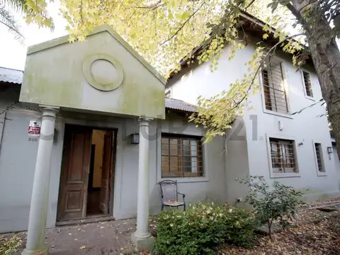 Casa en Venta con 2 cocheras