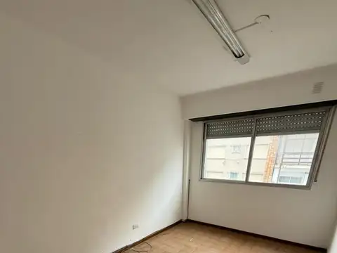 Oficina 4 ambientes con 1 baño