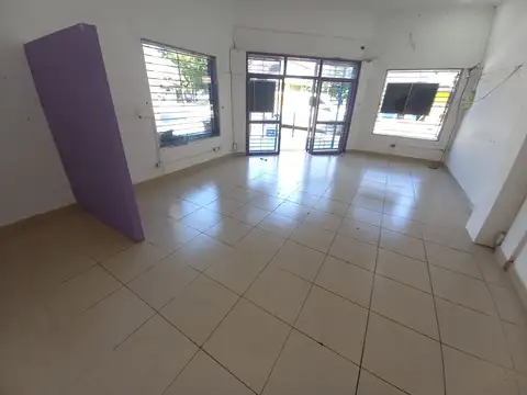 Excelente local en esquina principal de Carapachay