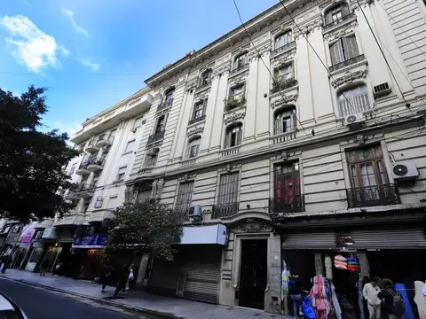 Departamento 4 ambientes más dependencias en Balvanera semipiso señorial venta