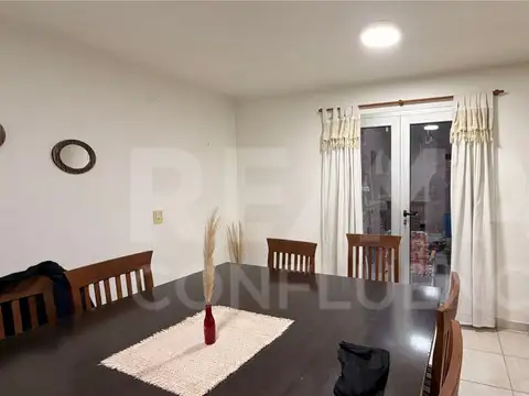 Casa 9 ambientes con 2 baños