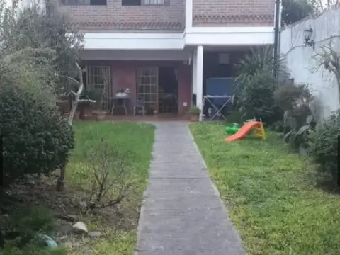 VENTA DE CASA 6 AMBIENTES CON COCHERA