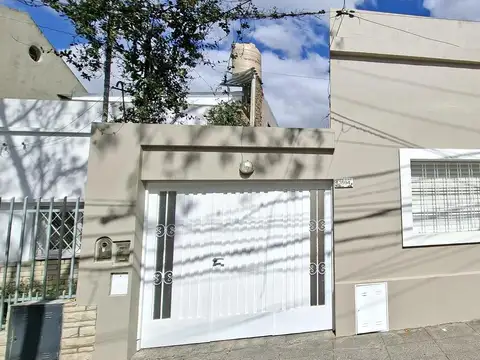 Casa en Alquiler con 2 cocheras