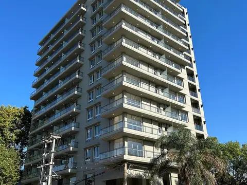 San Martín y Mariano Moreno - Local. Posibilidad cochera. 
