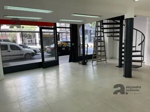Muy buena vidriera sobre Alem- Impecable estado - Doble altura con oficinas
