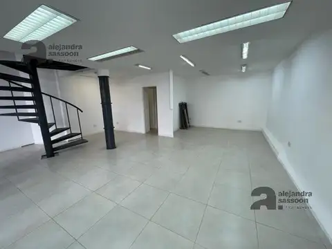 Muy buena vidriera sobre Alem- Impecable estado - Doble altura con oficinas