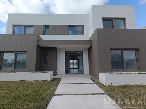 Casa 6 ambientes con 3 baños
