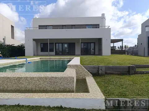 Casa a la laguna en venta, Barrio Santa Ana