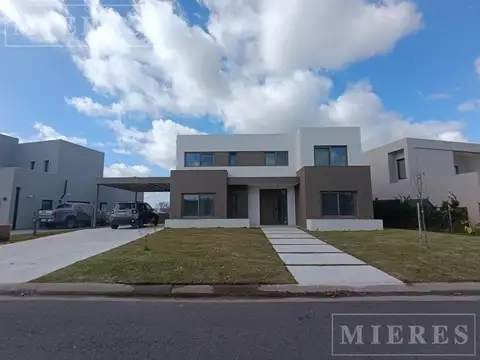 Casa a la laguna en Venta,  Barrio Santa Ana
