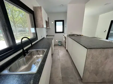 Casa 4 ambientes con 2 baños