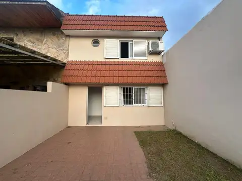 CASA DUPLEX EN VENTA LA PLATA 3 DORMITORIOS PARQUE