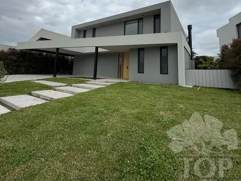 Casa en Alquiler con 4 cocheras
