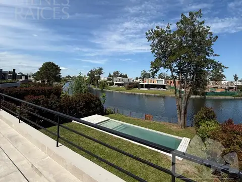Laguna Grande, Villanueva, Av. Italia al 4400