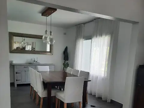 Casa 8 ambientes con 3 baños