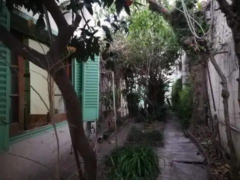 Av 60 y 13 Frente a plaza. Casa con 11,10 de frente, lote irregular 422,90 m2 aprox.