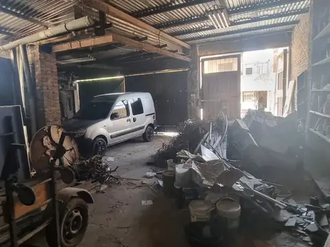 EN VENTA EN VILLA BOSCH GALPON DE 200M2 SOBRE LOTE DE 10X22 A METROS DE AVENIDA PRINCIPAL