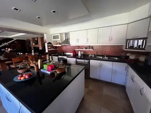 Casa en Venta con 5 cocheras