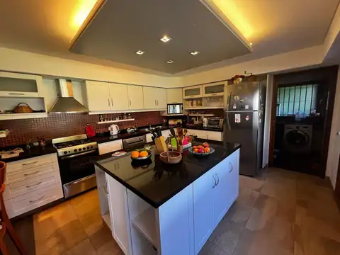 Casa 7 ambientes con 5 baños