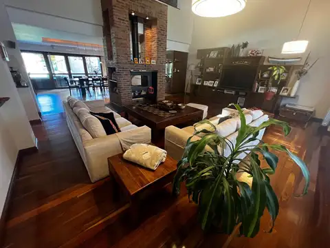 Intendente Gonzalez 600