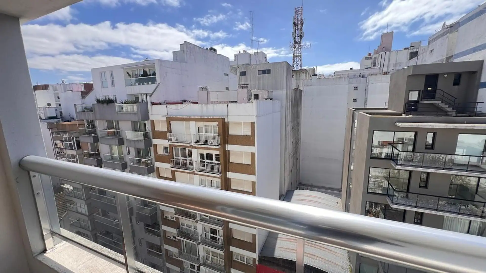 Depto 3 amb, 78m² con cochera y balcón — Brown
