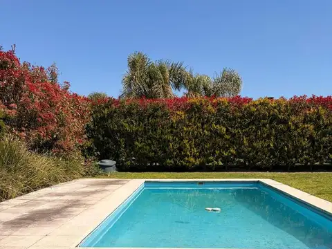 Casa 6 ambientes con 2 baños