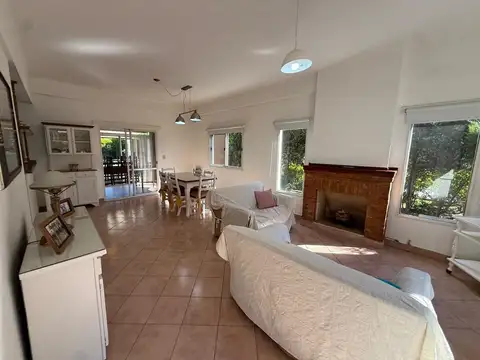 Casa en Alquiler con 2 cocheras