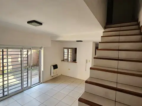 Depto Tipo Casa 4 ambientes con 2 baños