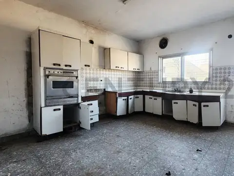 Angel Pini 4500, Piso 0