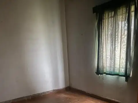 Casa en venta sobre dos Lotes de 10x30 Perito Moreno 33
