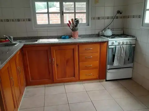 Casa 4 ambientes con 2 baños