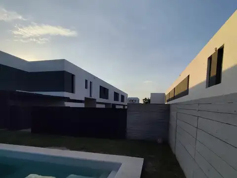 Casa Duplex en Don Carlos Barrio Las Calas 505 bis entre 139 y 140 GORINA LA PLATA