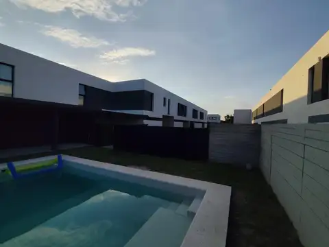 Casa Duplex en Don Carlos Barrio Las Calas 505 bis entre 139 y 140 GORINA LA PLATA