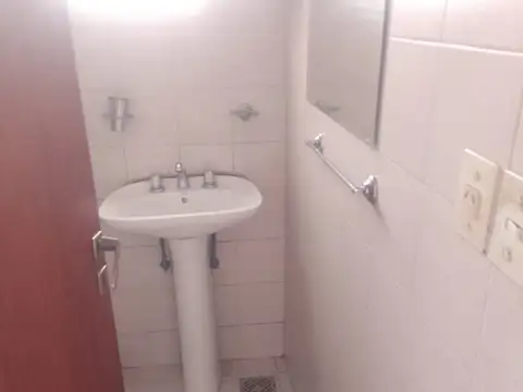 122/72 . P.H. en primer piso por escalera