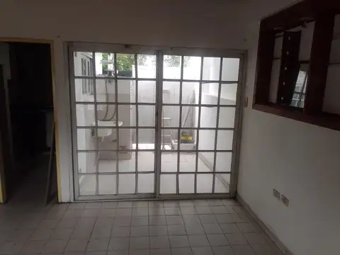 122/72 . P.H. en primer piso por escalera