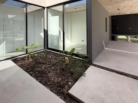 Casa en Venta con 4 cocheras