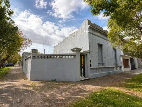 Casa  6 amb venta Banfield esquina a refaccionar