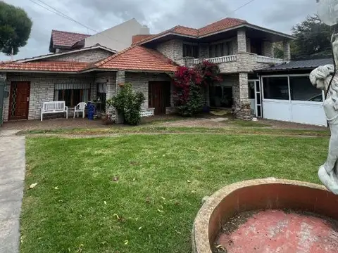 Venta Casa 6 Ambientes Jardin Parrilla Garage Barrio Constitucion