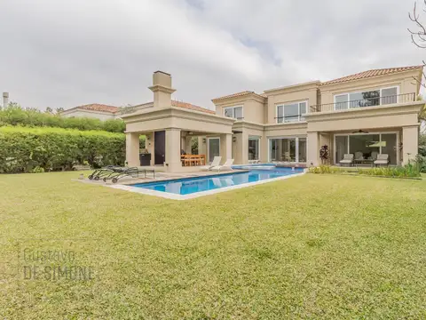 Casa 6 ambientes con 4 baños