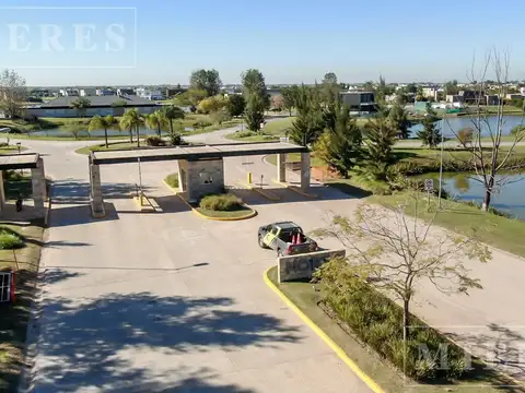 Lote a la laguna en venta en El Cantón barrio Norte