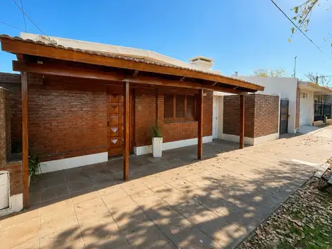 VENTA/ PERMUTA- Casa de dos dormitorios, con quincho y jardín- Cañada de Gómez, Santa Fe