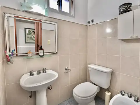 Casa 4 ambientes con 2 baños