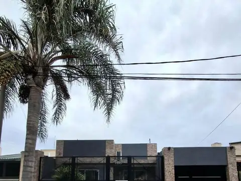 CASA EN LOTE PROPIO DE 3 AMB CON COCHERA