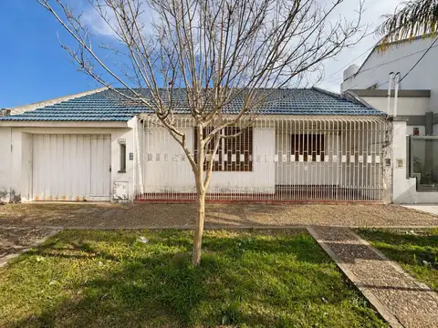 CASA EN VENTA 4 AMBIENTES EN CASTELAR APTA CREDITO