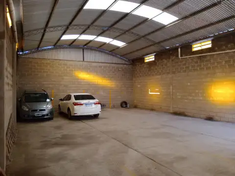 SE VENDE GALPON 150M2 CUB. MAS 2 DPTOS 1 DORM. 67M2 CUB. C/U